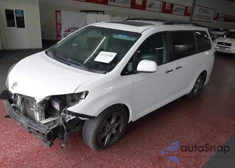 2017 Toyota Sienna Se 8 Passenger z USA, uszkodzony, nr VIN 5TDXZ3DC0HS811333